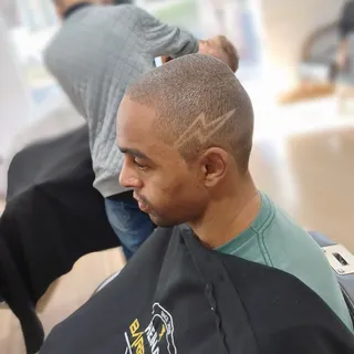 Corte com risco e desenho